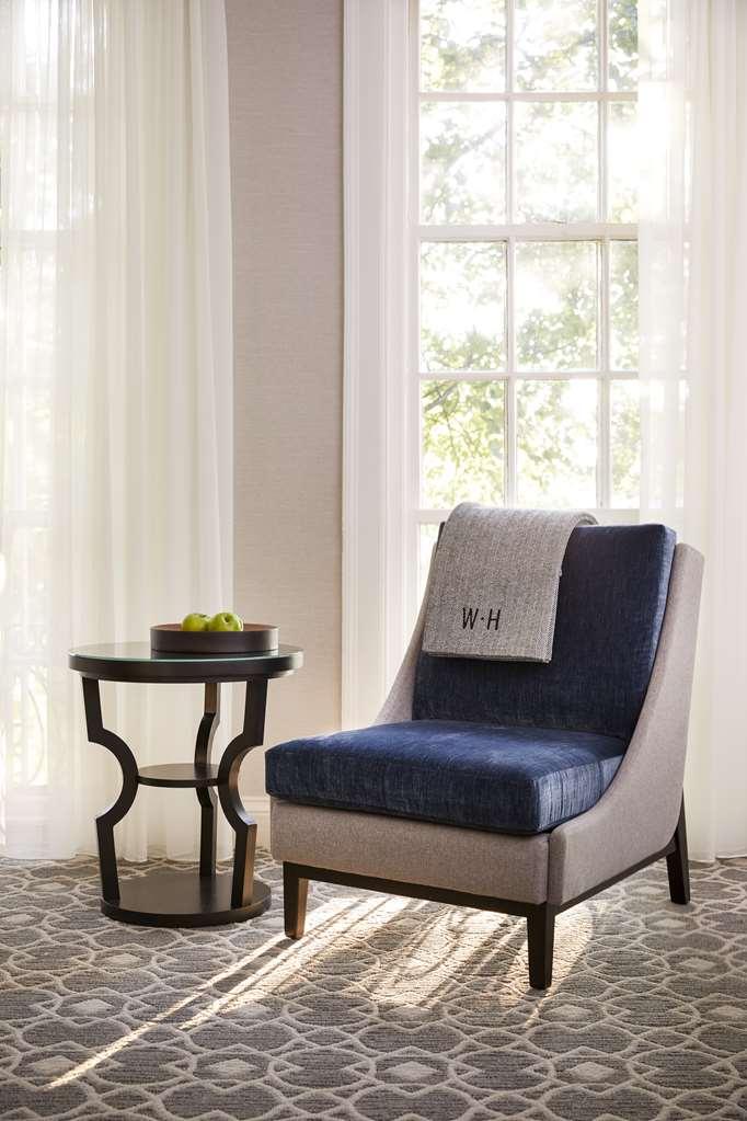 The Whitney Hotel Boston Værelse billede A chair with a throw