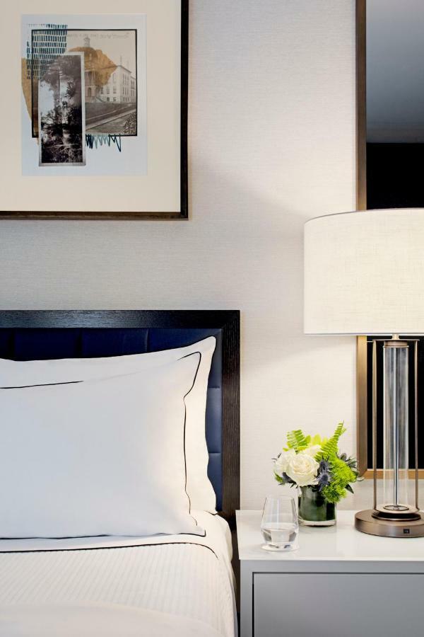 The Whitney Hotel Boston Eksteriør billede A bed with a lamp