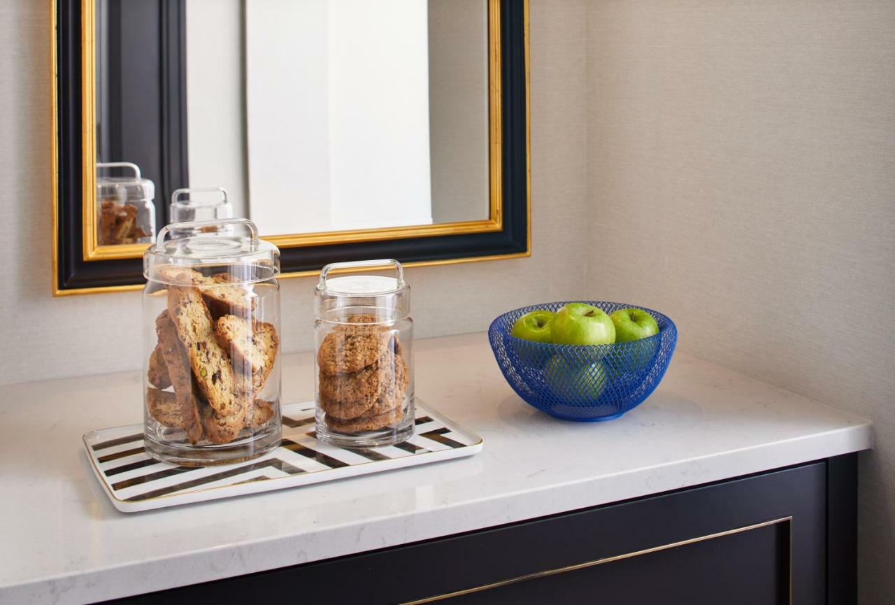 The Whitney Hotel Boston Eksteriør billede A marble countertop