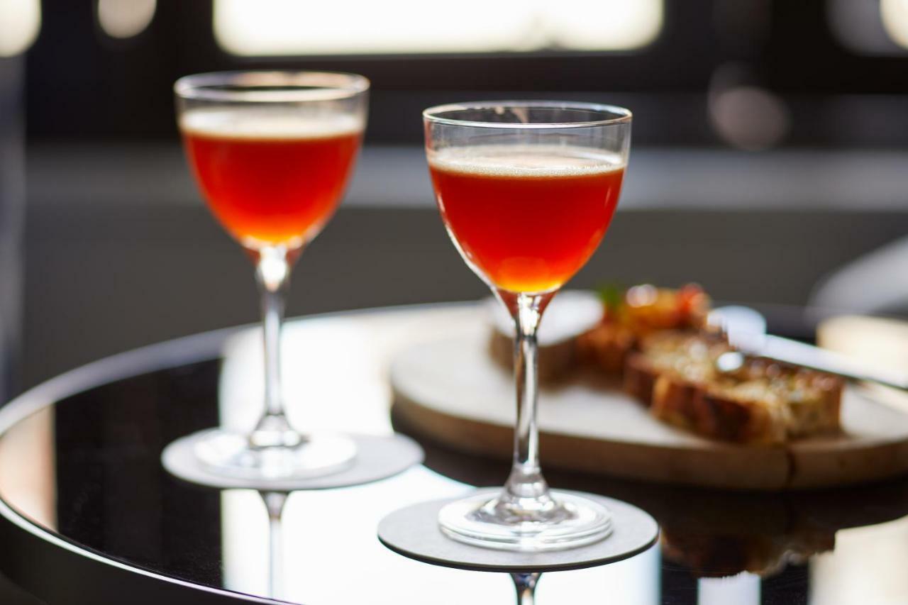 The Whitney Hotel Boston Eksteriør billede A Clover Club cocktail