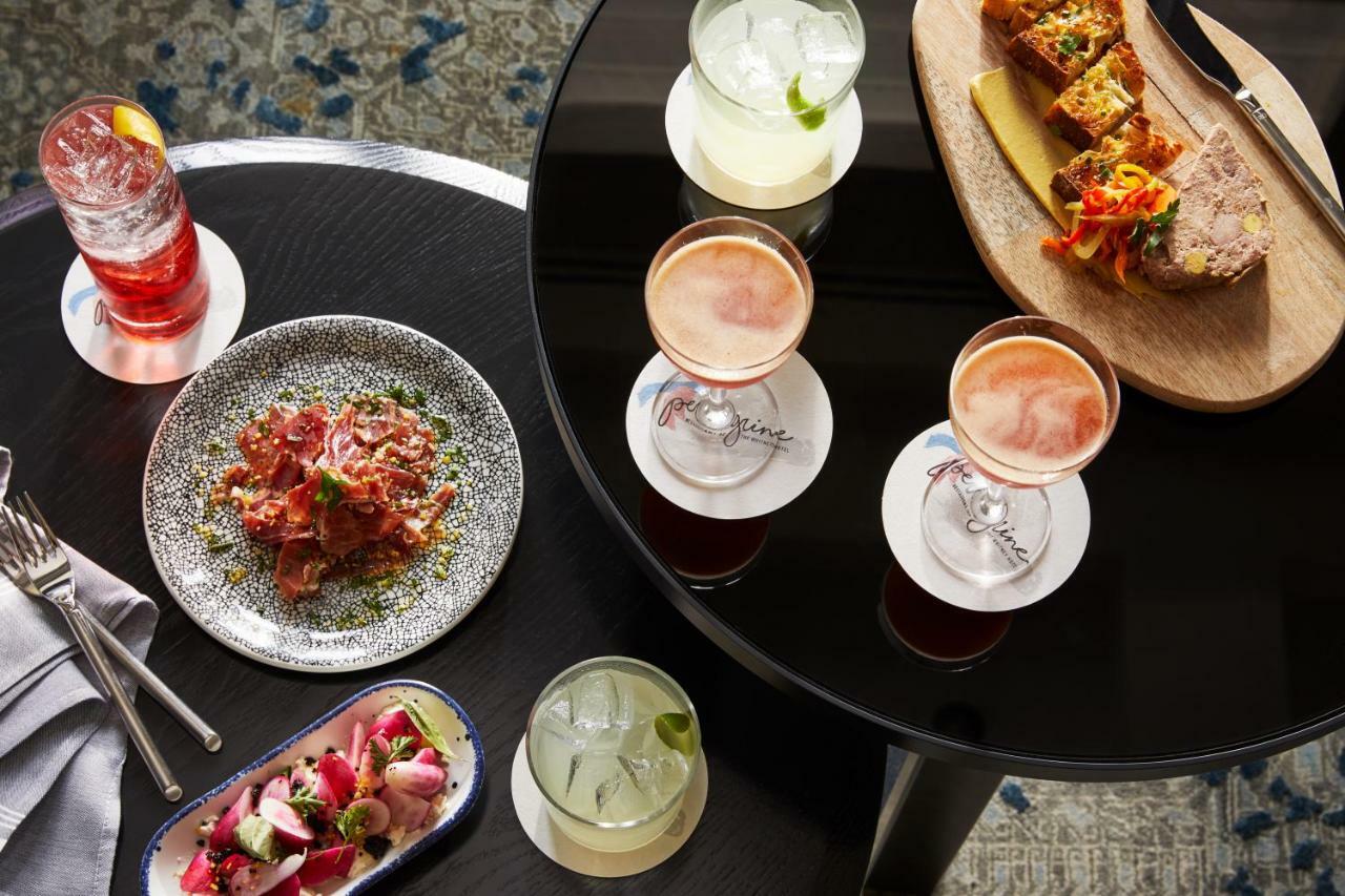 The Whitney Hotel Boston Eksteriør billede Cocktails at the bar