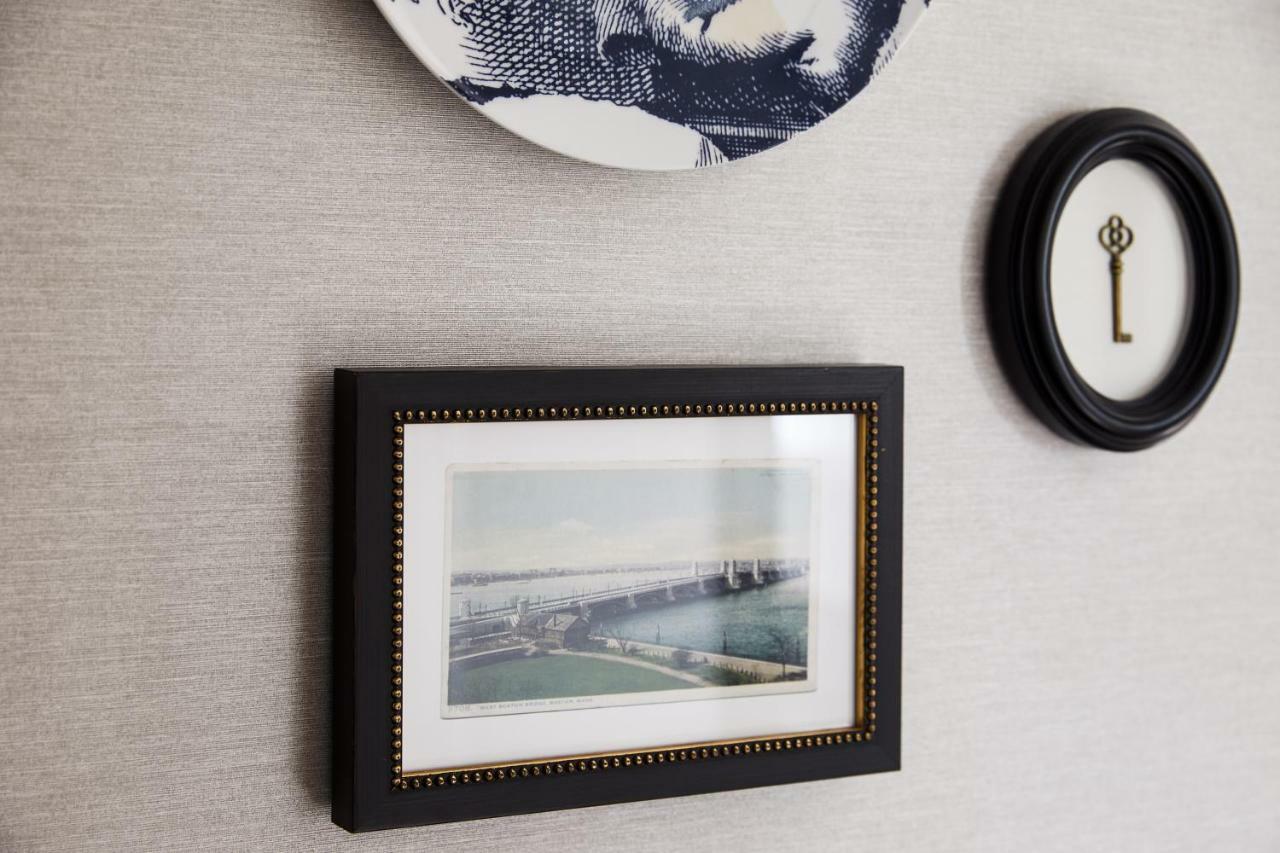 The Whitney Hotel Boston Eksteriør billede A photograph of the Golden Gate Bridge, framed and mounted on a wall
