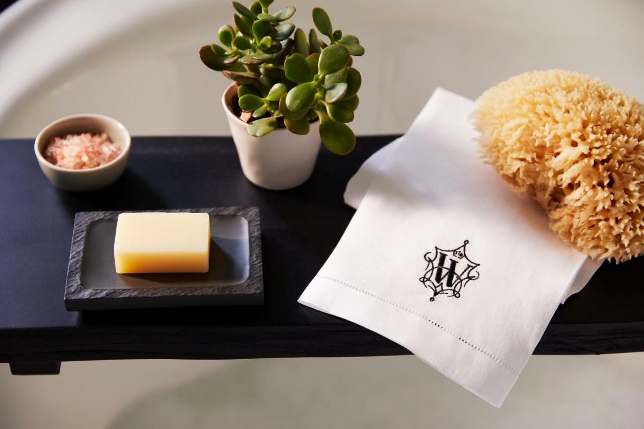 The Whitney Hotel Boston Eksteriør billede A folded guest towel
