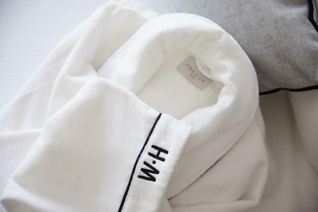 The Whitney Hotel Boston Eksteriør billede A white shirt with a monogram