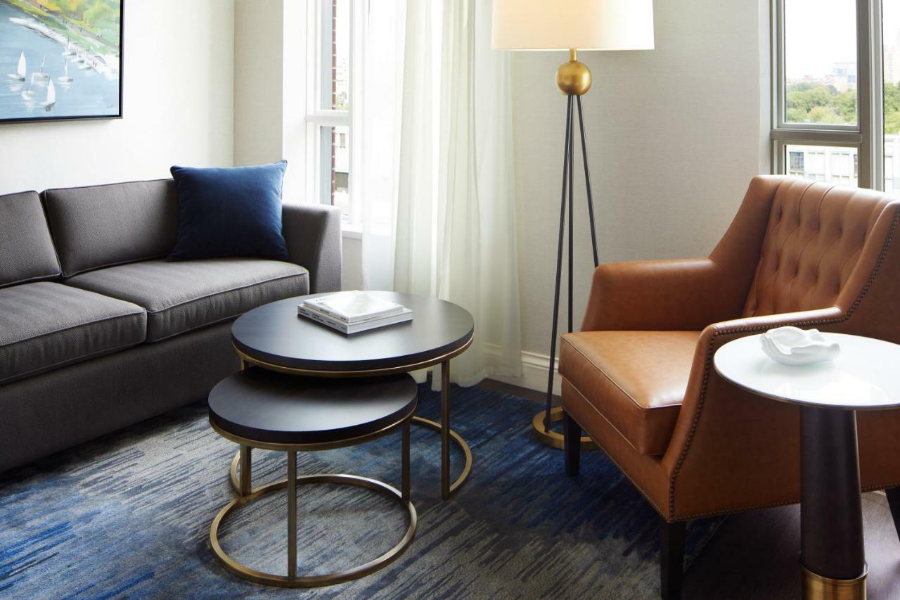 The Whitney Hotel Boston Eksteriør billede A living room at the Hotel Commonwealth