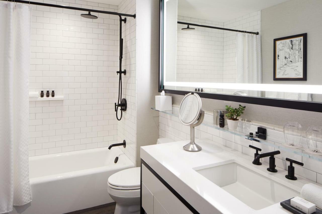 The Whitney Hotel Boston Eksteriør billede A bathroom with a shower curtain
