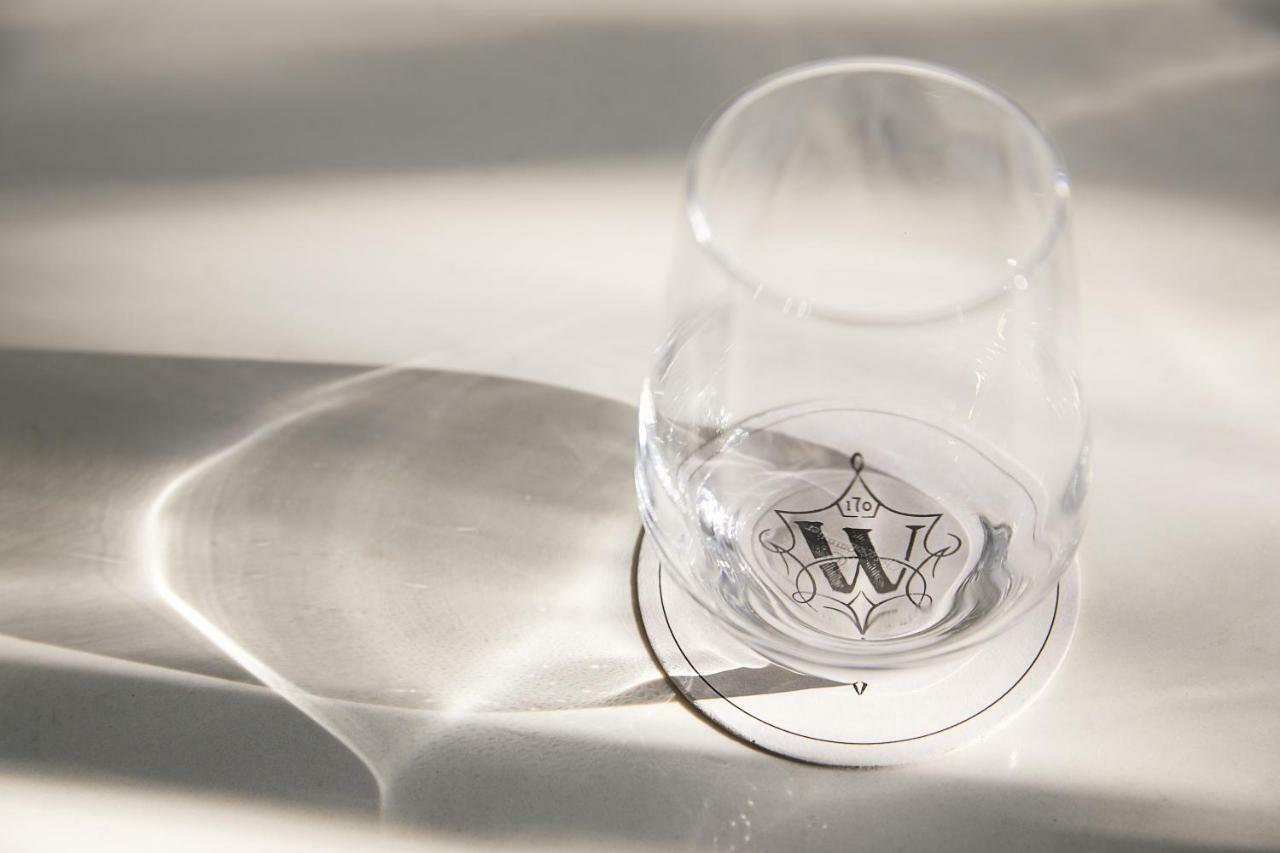 The Whitney Hotel Boston Eksteriør billede A glass of water