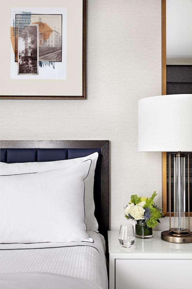 The Whitney Hotel Boston Eksteriør billede A bed with a white bedsheet